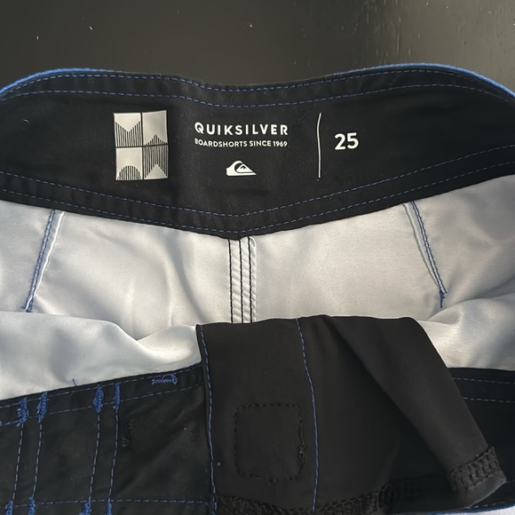 Boys Quiksilver board shorts size 25. - Picture 2 of 2